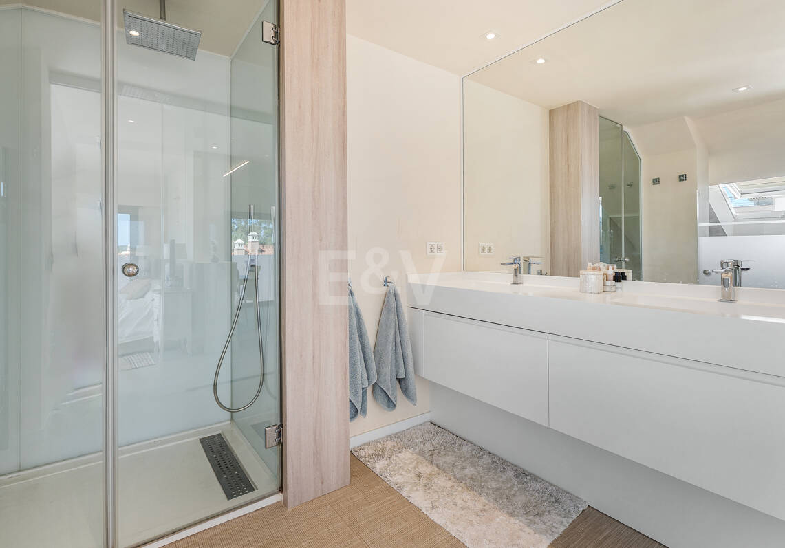 Penthouse en duplex près de la plage à Marbesa, à l'est de Marbella