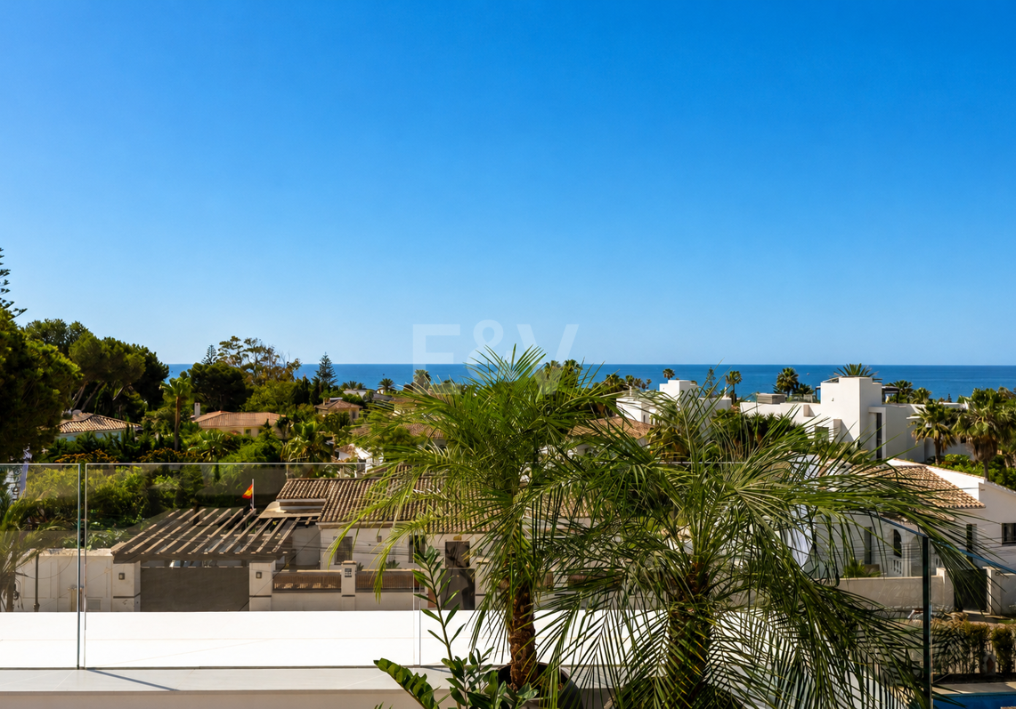 Stilvolle Villa mit Meerblick nahe dem Strand in erstklassiger Lage