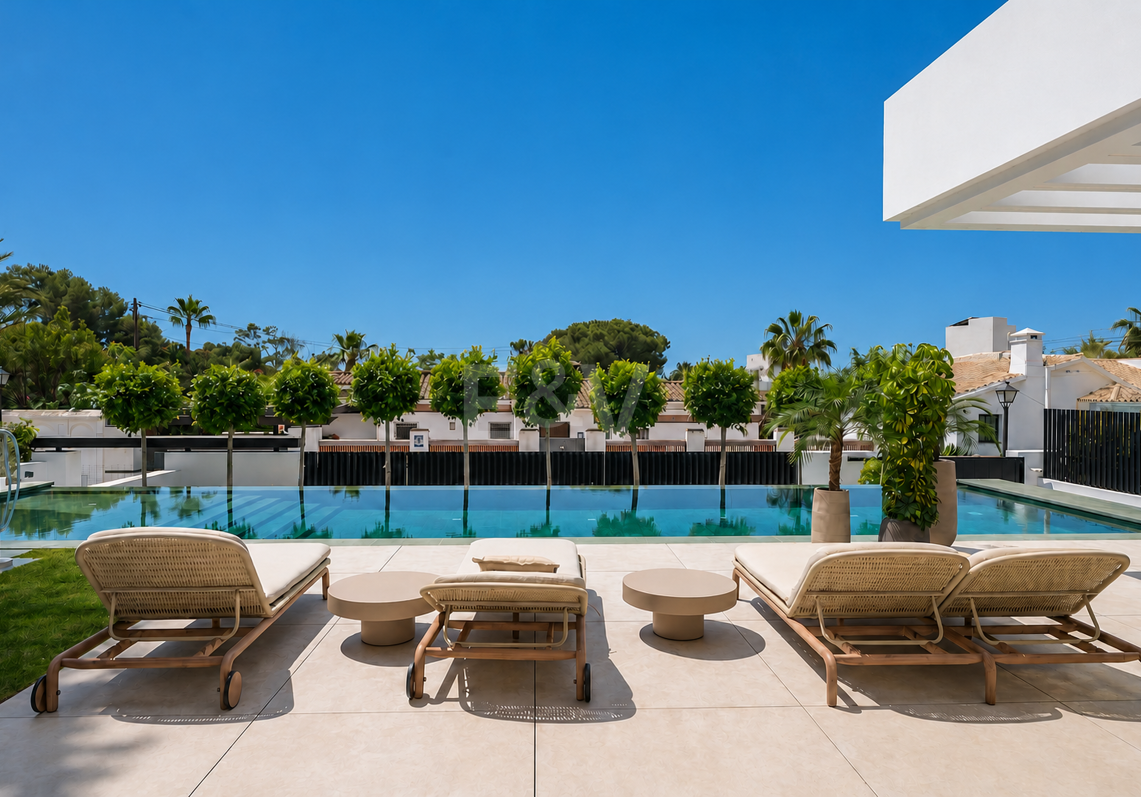 Stilvolle Villa mit Meerblick nahe dem Strand in erstklassiger Lage