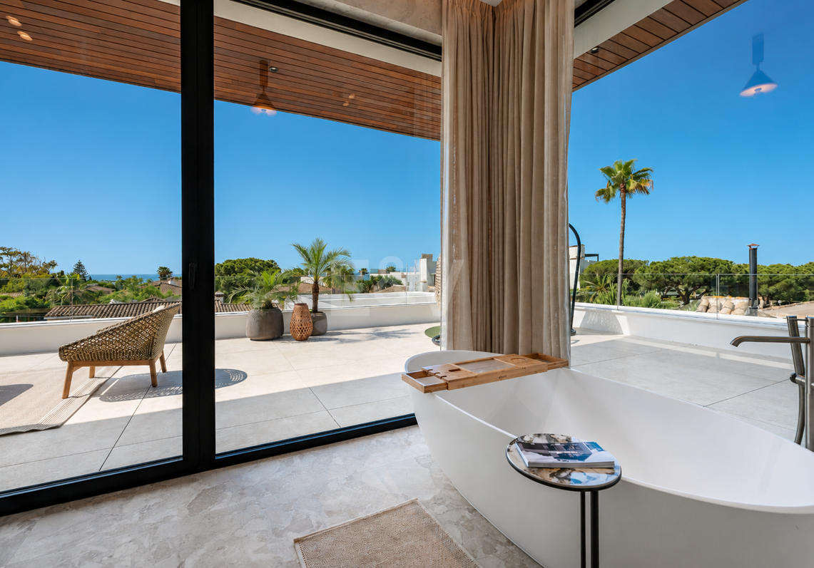 Stilvolle Villa mit Meerblick nahe dem Strand in erstklassiger Lage
