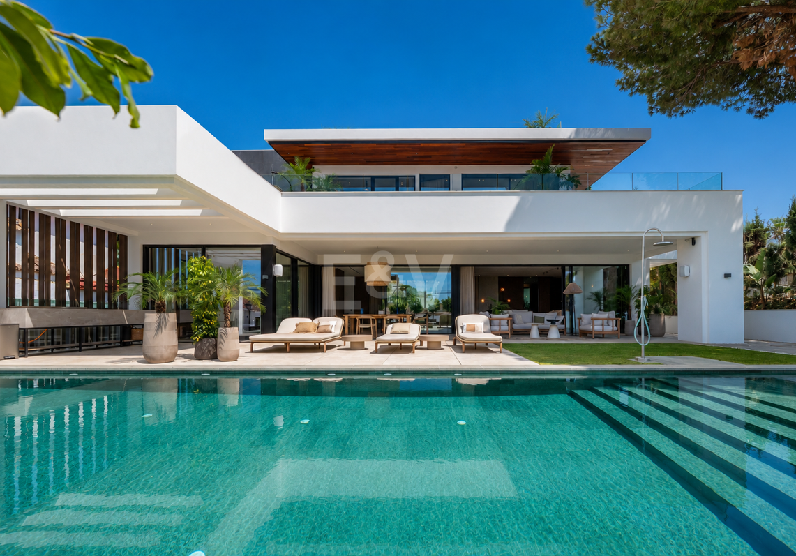 Stilvolle Villa mit Meerblick nahe dem Strand in erstklassiger Lage