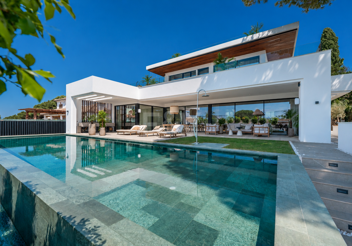 Stilvolle Villa mit Meerblick nahe dem Strand in erstklassiger Lage