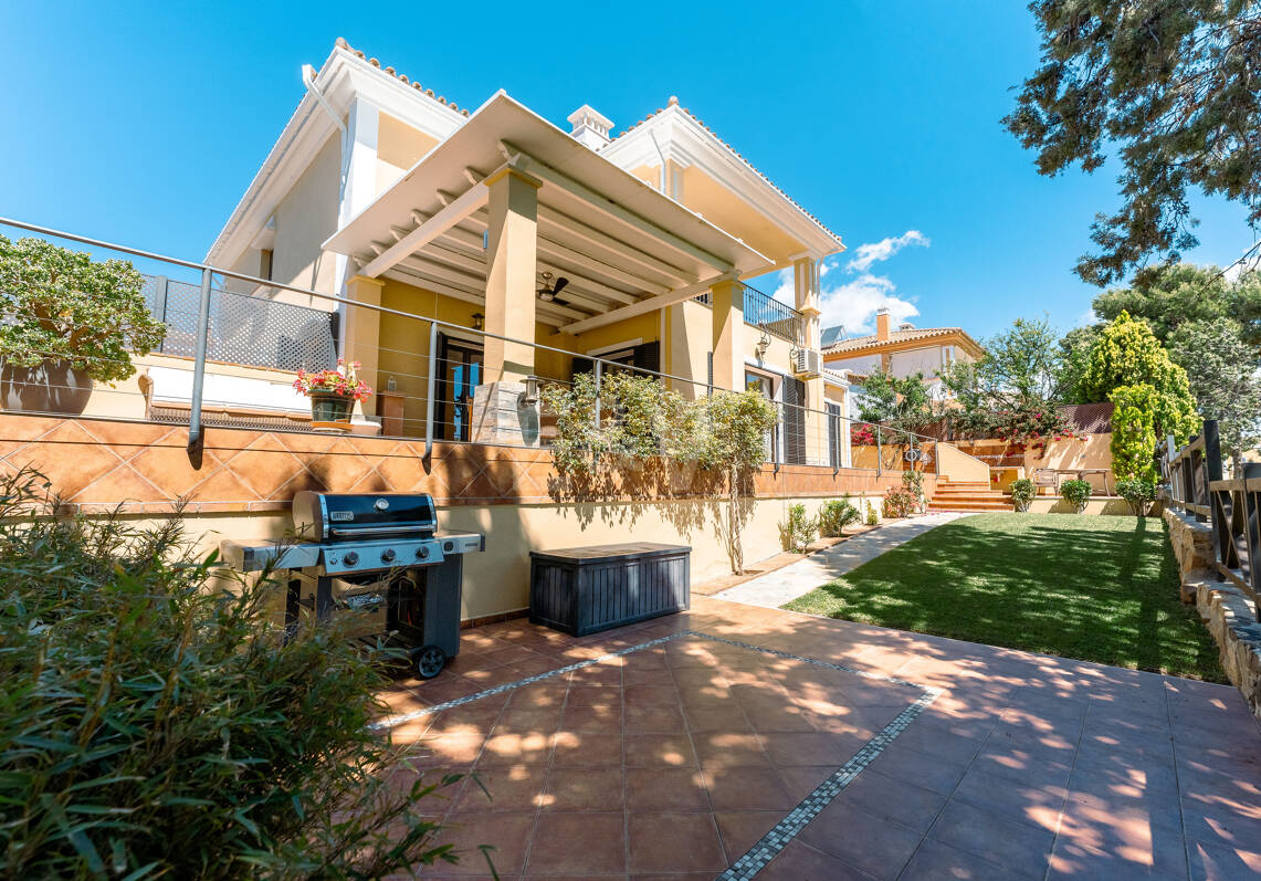 Elegant Frontline Golf Family Villa in Exclusive Gated Community