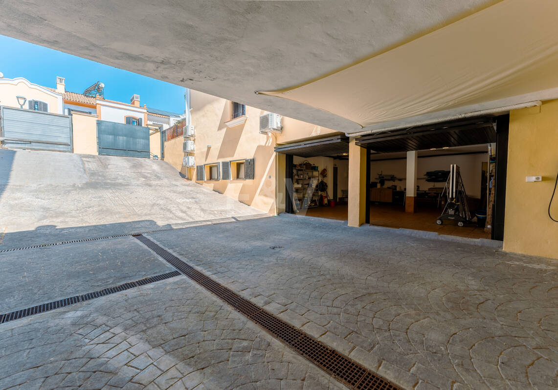Elegant Frontline Golf Family Villa in Exclusive Gated Community