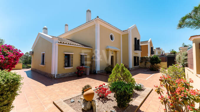 Elegante Golf-Familienvilla in exklusiver, abgeschlossener Wohnanlage