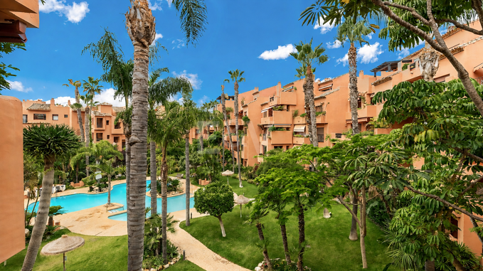 Beachside Apartment with Pool and Tropical Garden Views in Alicate Playa, Marbella East