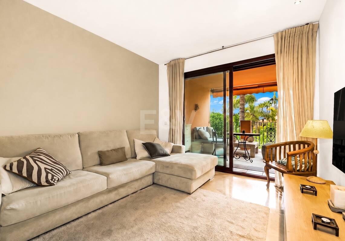 Apartamento junto a la playa con vistas a la piscina y al jardín tropical en Alicate Playa, Marbella Este