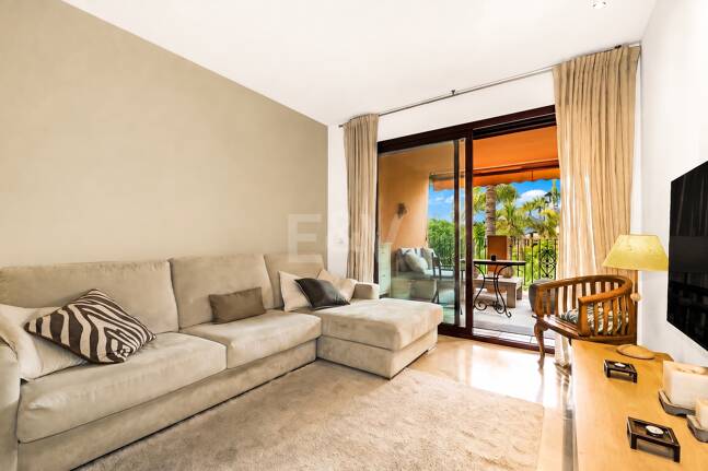 Apartamento junto a la playa con vistas a la piscina y al jardín tropical en Alicate Playa, Marbella Este