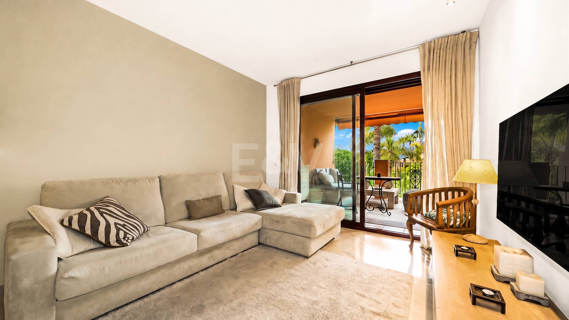 Apartamento junto a la playa con vistas a la piscina y al jardín tropical en Alicate Playa, Marbella Este
