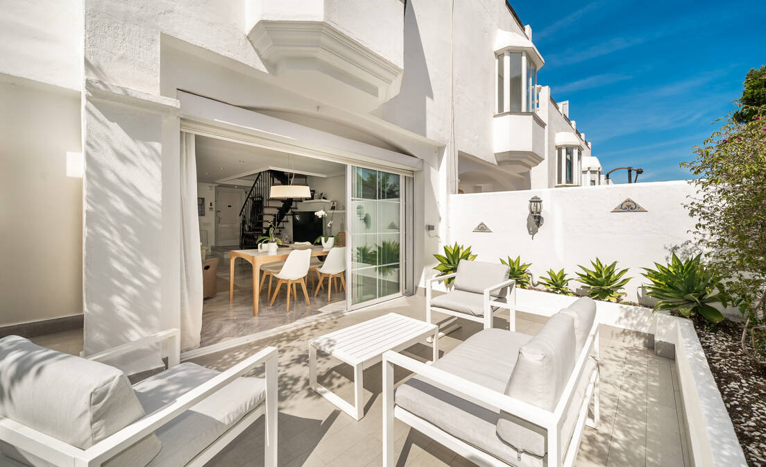 Beläget i Marbellas prestigefyllda Golden Mile, ligger detta charmiga hörnstadshus inom den exklusiva gated pueblo-stil gemenskapen Arco Iris, bara en...