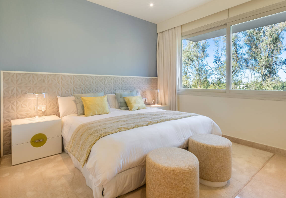 Luxuriöse Wohnung an der Goldenen Meile in La Trinidad mit Meer- und Bergblick