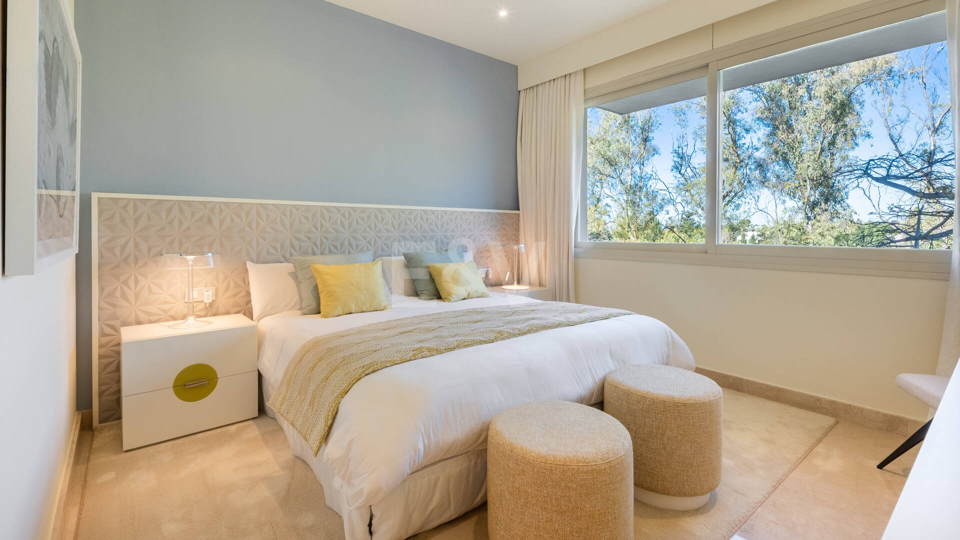 Luxuriöse Wohnung an der Goldenen Meile in La Trinidad mit Meer- und Bergblick