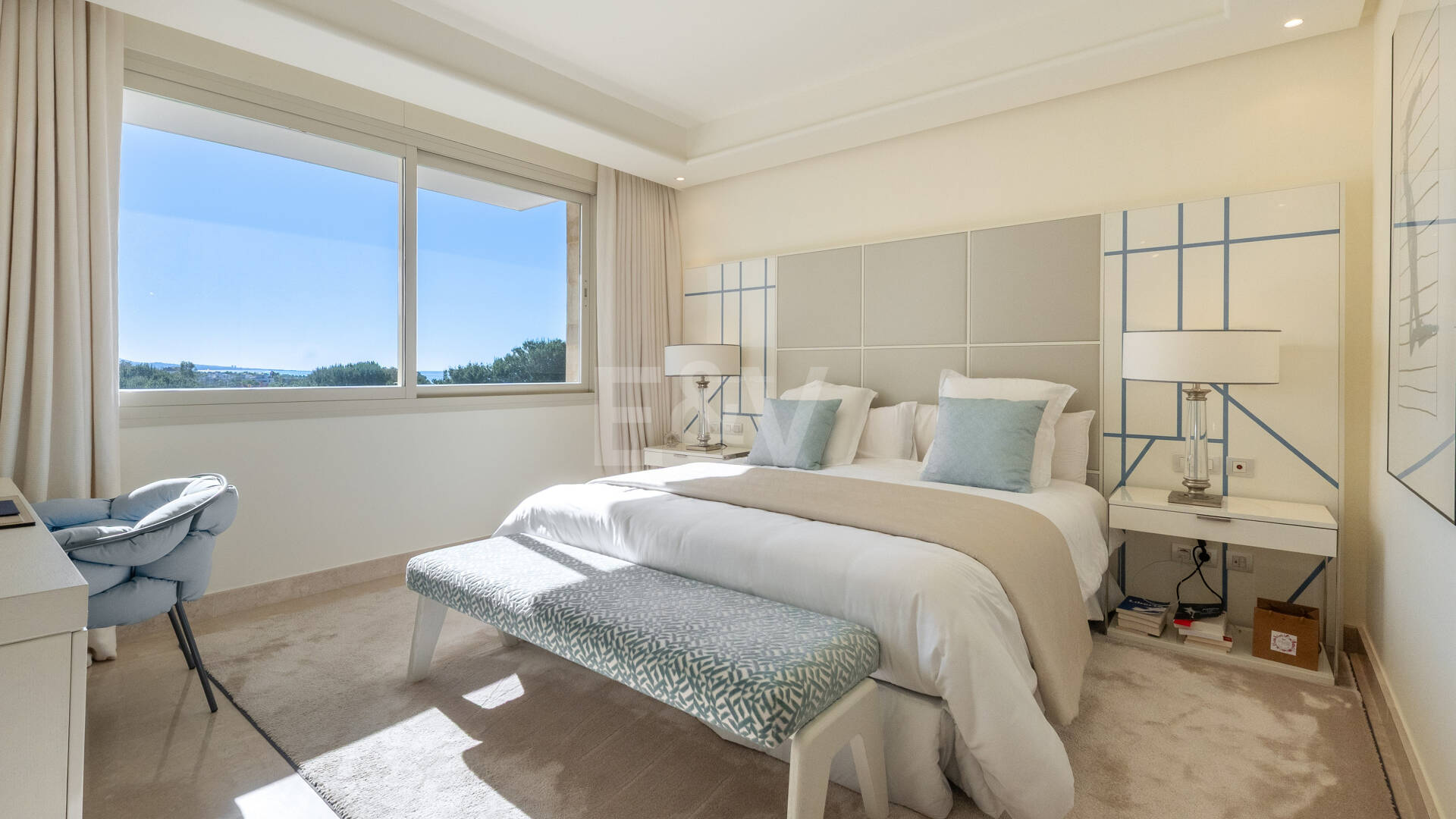 Luxuriöse Wohnung an der Goldenen Meile in La Trinidad mit Meer- und Bergblick