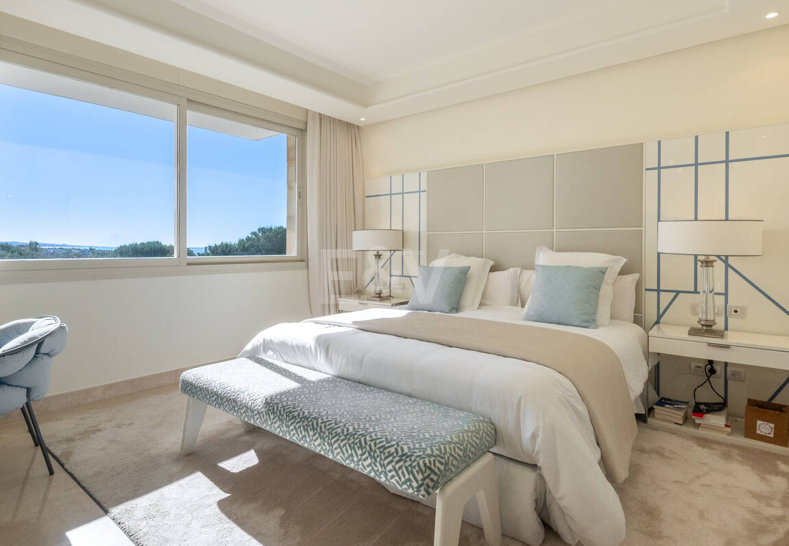 Luxuriöse Wohnung an der Goldenen Meile in La Trinidad mit Meer- und Bergblick