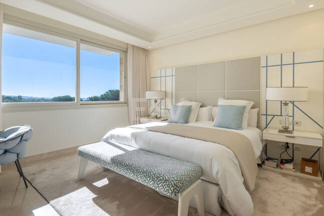 Luxuriöse Wohnung an der Goldenen Meile in La Trinidad mit Meer- und Bergblick