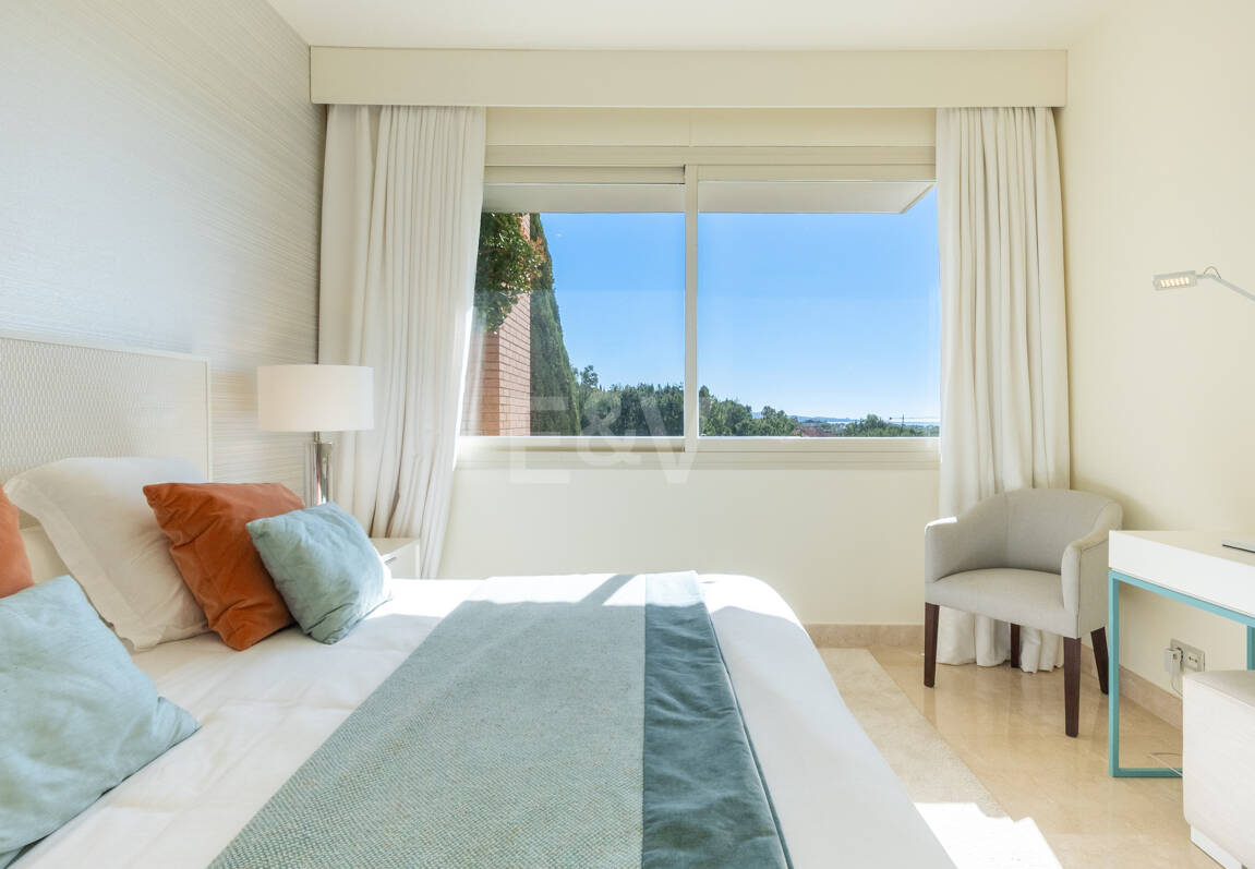Luxuriöse Wohnung an der Goldenen Meile in La Trinidad mit Meer- und Bergblick