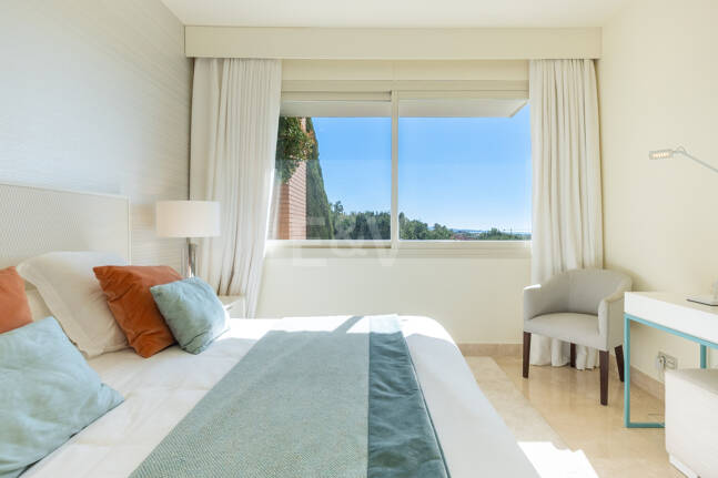 Luxuriöse Wohnung an der Goldenen Meile in La Trinidad mit Meer- und Bergblick
