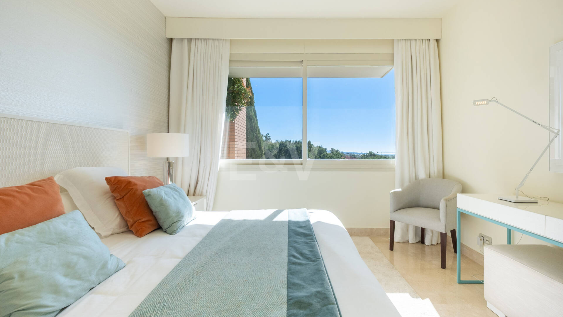 Luxuriöse Wohnung an der Goldenen Meile in La Trinidad mit Meer- und Bergblick