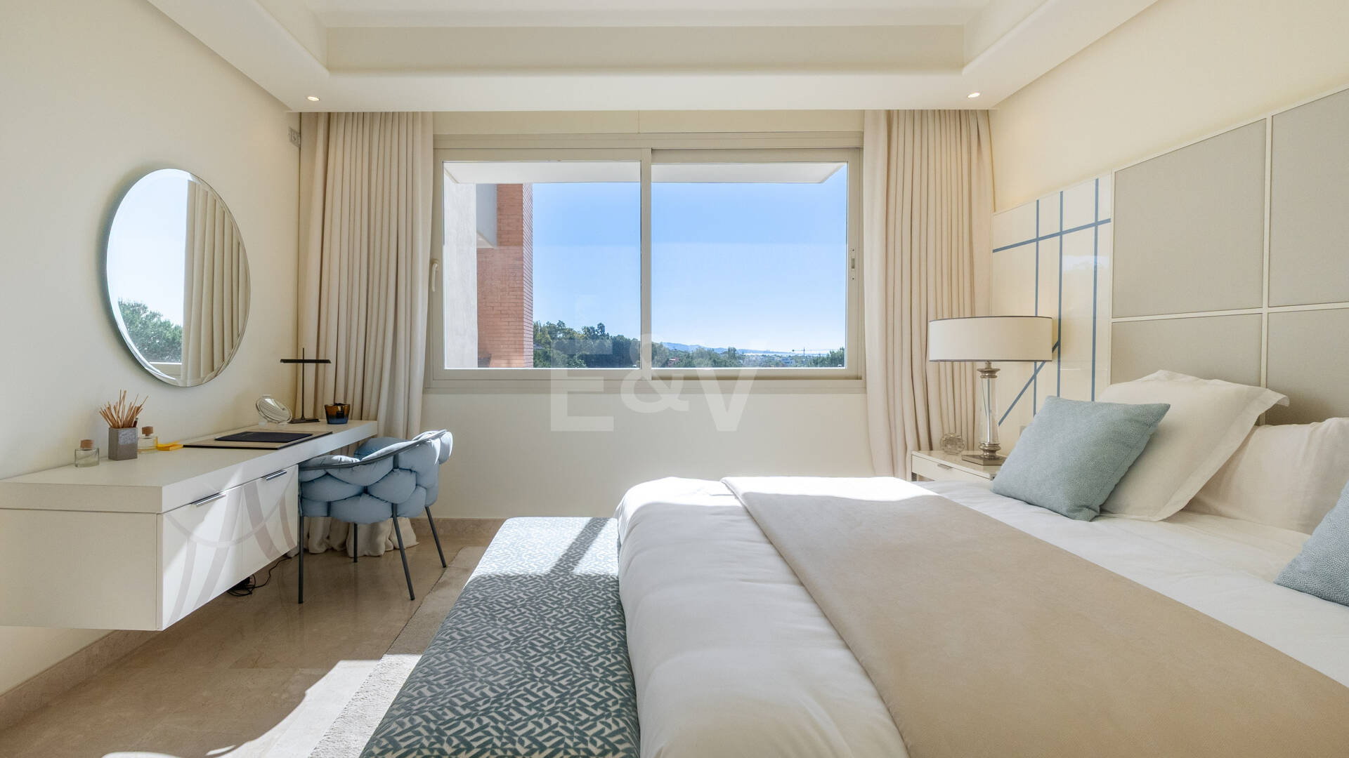 Luxuriöse Wohnung an der Goldenen Meile in La Trinidad mit Meer- und Bergblick
