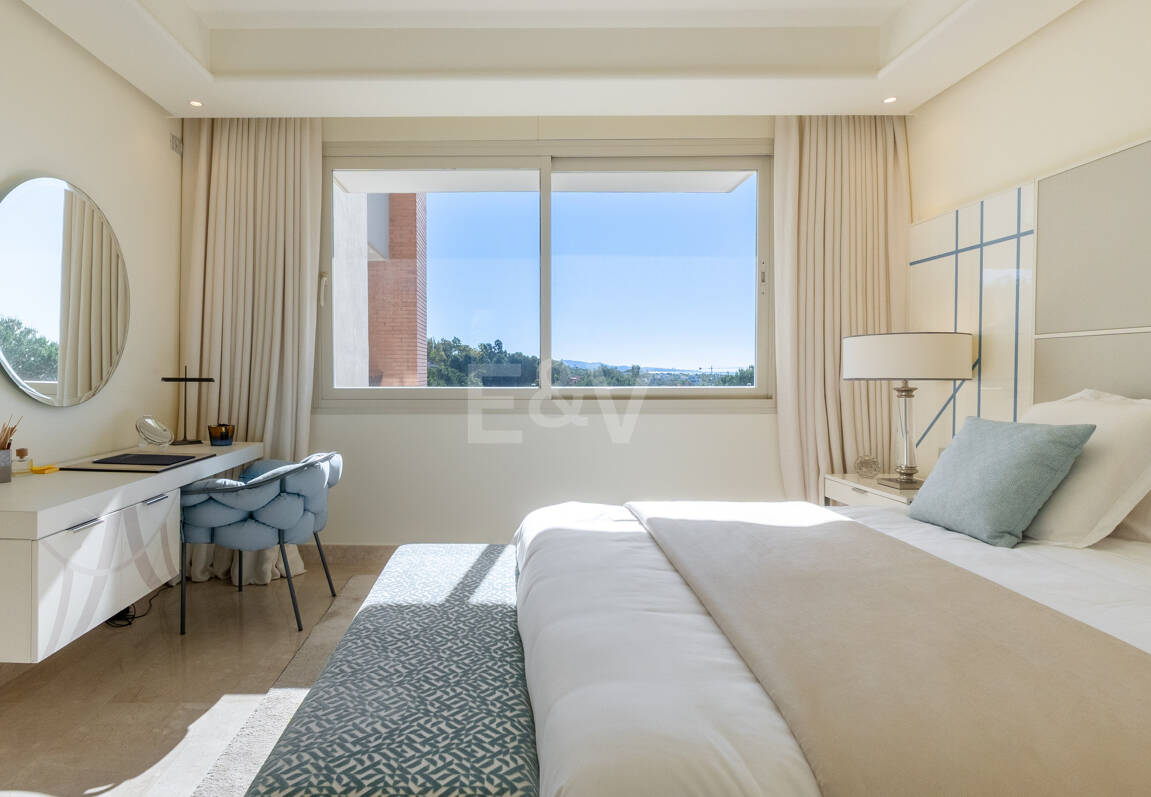 Luxuriöse Wohnung an der Goldenen Meile in La Trinidad mit Meer- und Bergblick