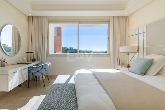 Luxuriöse Wohnung an der Goldenen Meile in La Trinidad mit Meer- und Bergblick