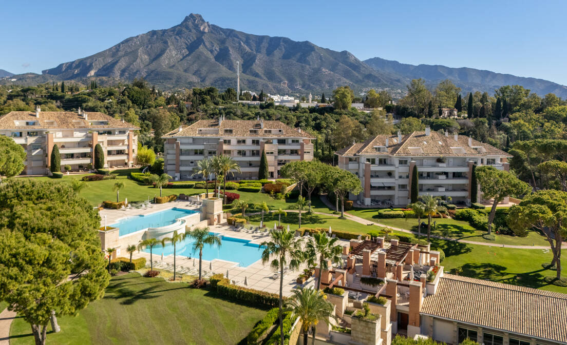 Luxuriöse Wohnung an der Goldenen Meile in La Trinidad mit Meer- und Bergblick