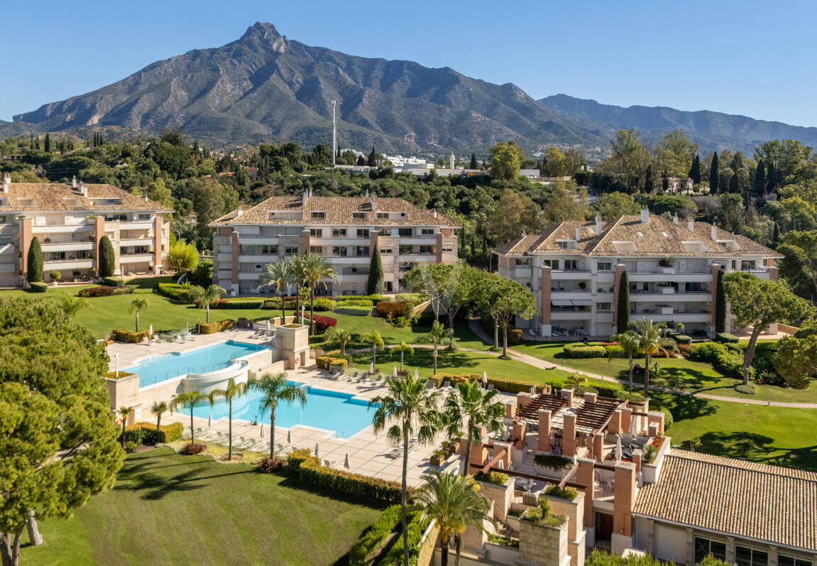 Luxuriöse Wohnung an der Goldenen Meile in La Trinidad mit Meer- und Bergblick