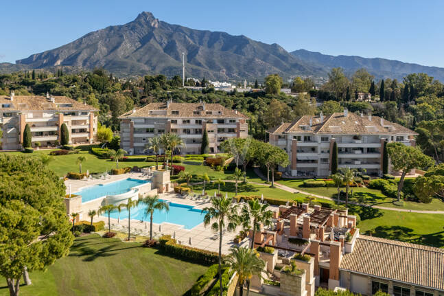 Luxuriöse Wohnung an der Goldenen Meile in La Trinidad mit Meer- und Bergblick