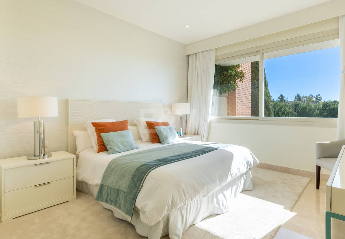 Luxuriöse Wohnung an der Goldenen Meile in La Trinidad mit Meer- und Bergblick