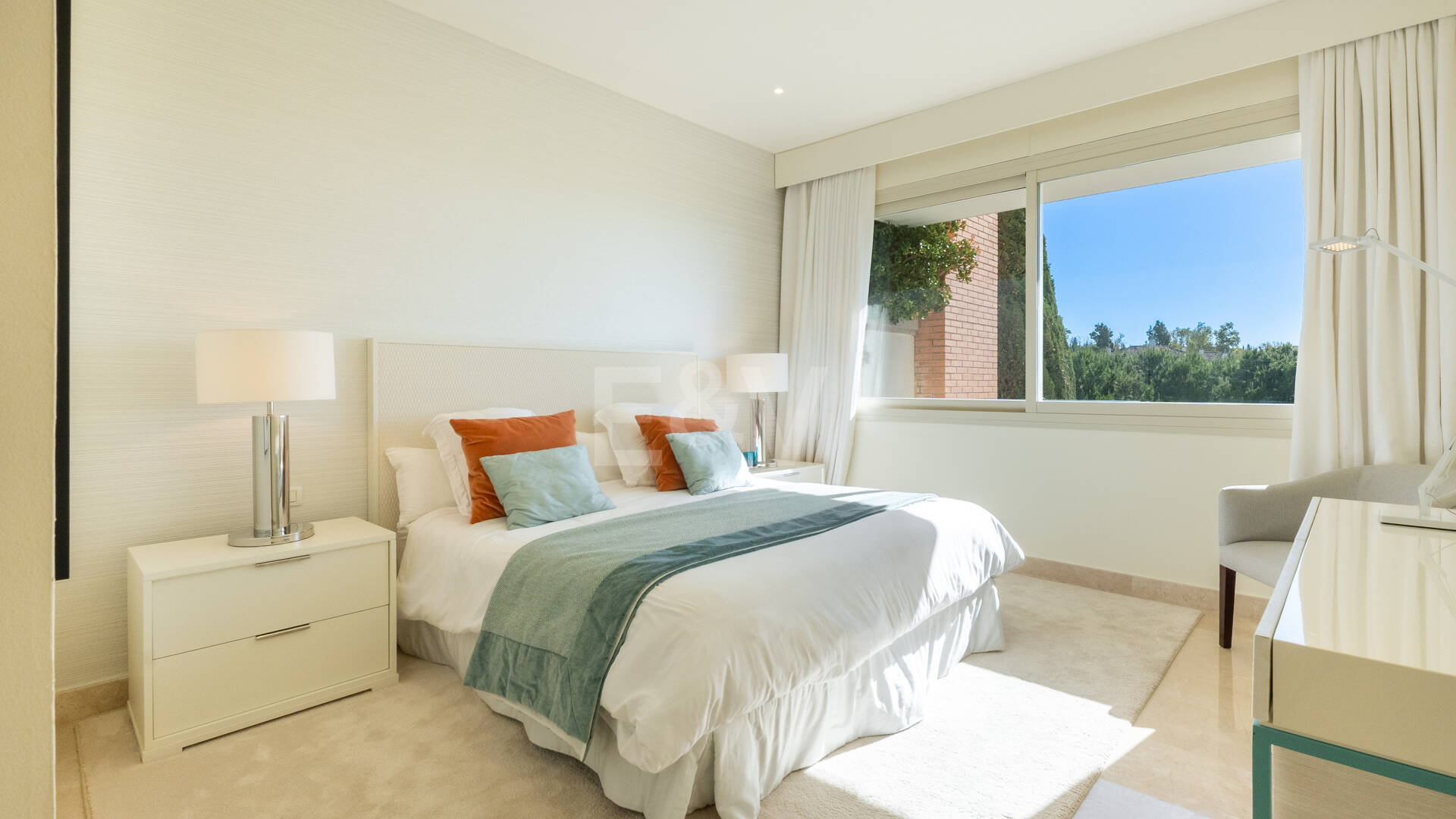Luxuriöse Wohnung an der Goldenen Meile in La Trinidad mit Meer- und Bergblick