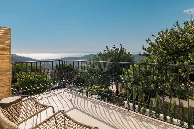 Stilvoll Gestaltetes Zuhause mit Beeindruckendem Panoramablick und Touristenlizenz