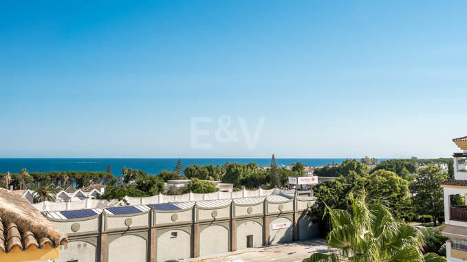 Ático dúplex con hermosa vista al mar en la Milla de Oro de Marbella