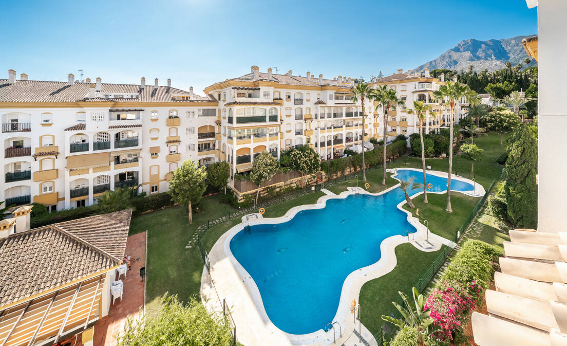 Este elegante ático dúplex orientado al oeste, situado en la Milla de Oro, ofrece una oportunidad excepcional para disfrutar del...