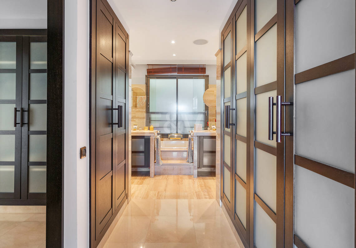 Luxus-Strandapartment in erster Reihe in Laguna de Banús mit Panoramablick aufs Meer