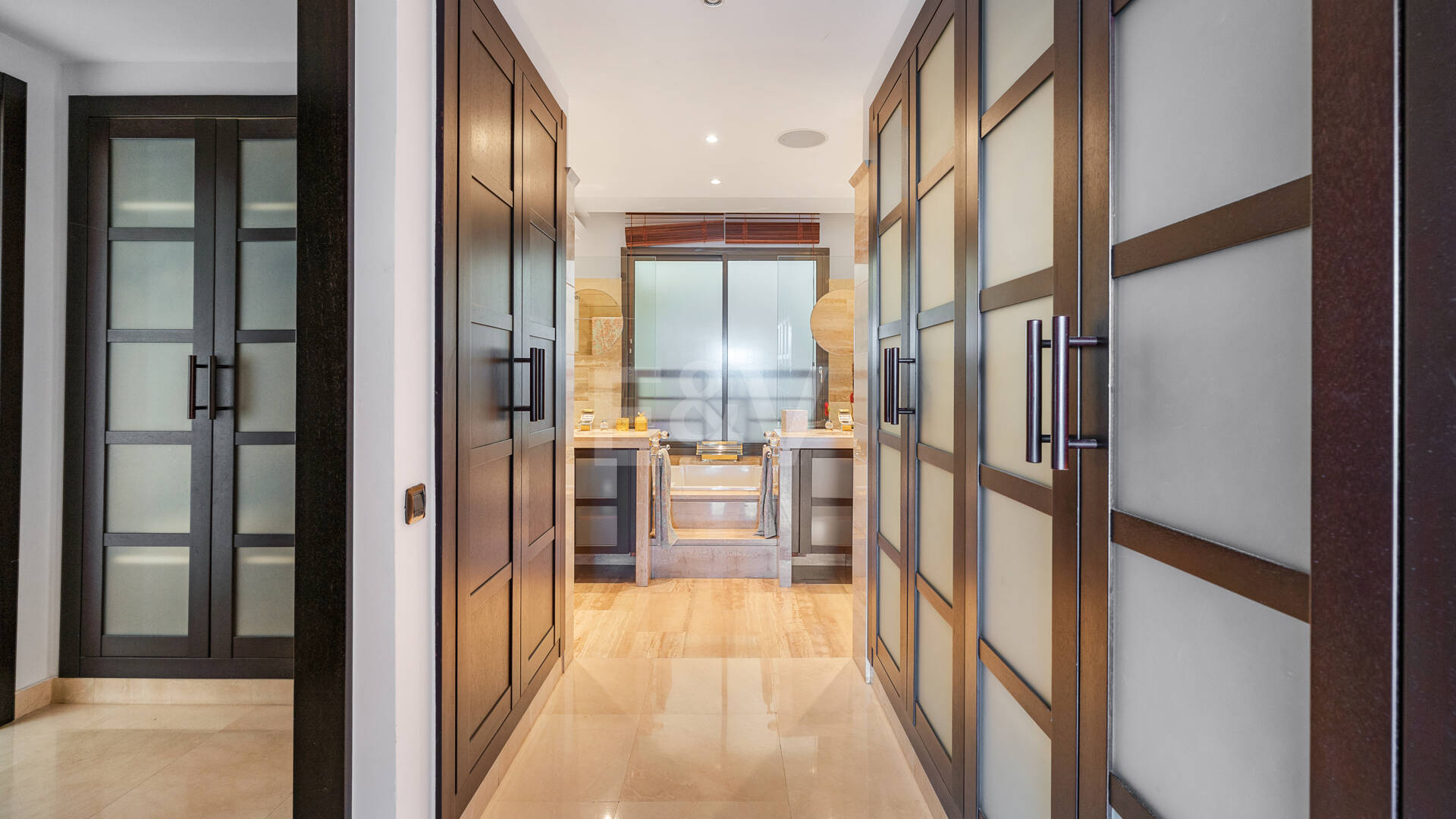 Luxury Frontline Beach Apartment in Laguna de Banús with Panoramic Sea Views