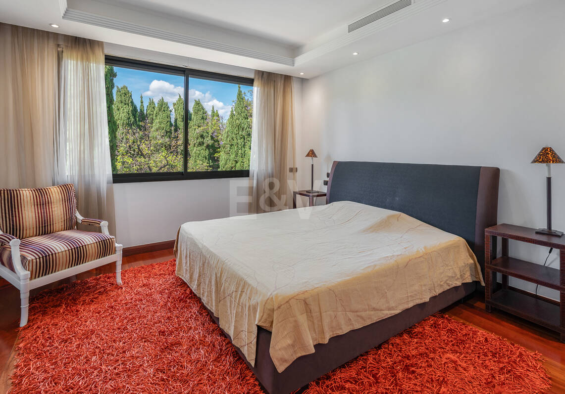 Luxus-Strandapartment in erster Reihe in Laguna de Banús mit Panoramablick aufs Meer