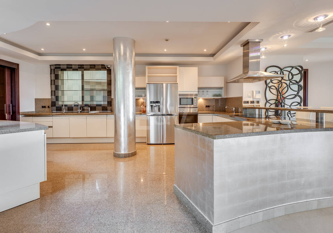 Luxus-Strandapartment in erster Reihe in Laguna de Banús mit Panoramablick aufs Meer