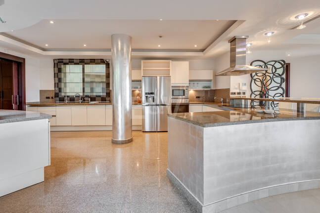Luxury Frontline Beach Apartment in Laguna de Banús with Panoramic Sea Views