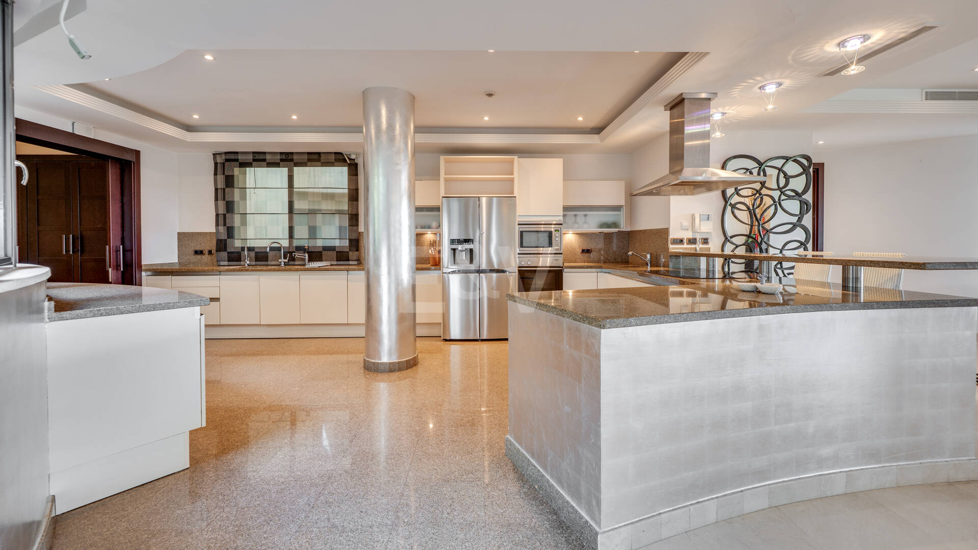 Luxury Frontline Beach Apartment in Laguna de Banús with Panoramic Sea Views