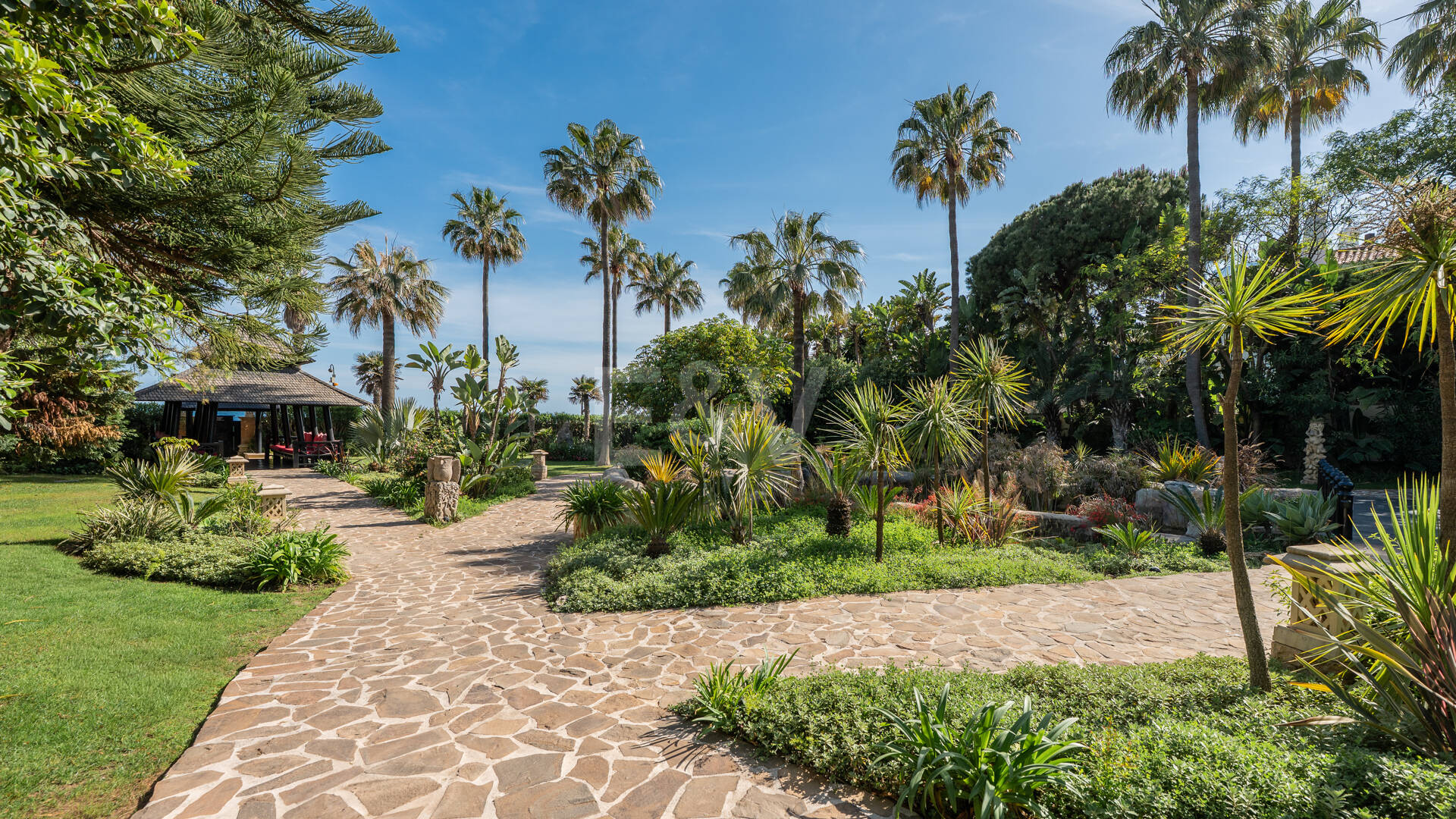 Luxury Frontline Beach Apartment in Laguna de Banús with Panoramic Sea Views