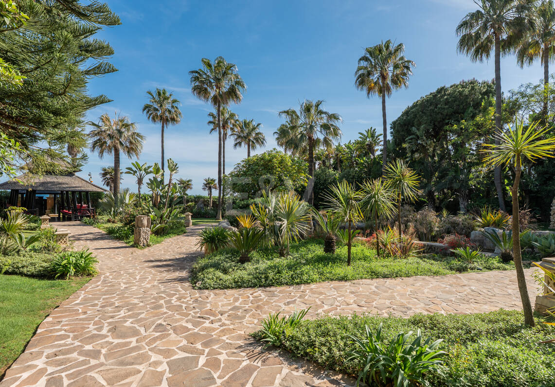 Luxus-Strandapartment in erster Reihe in Laguna de Banús mit Panoramablick aufs Meer