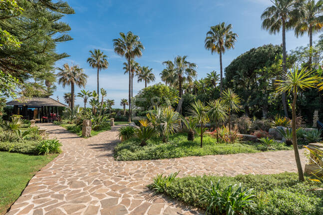 Luxury Frontline Beach Apartment in Laguna de Banús with Panoramic Sea Views