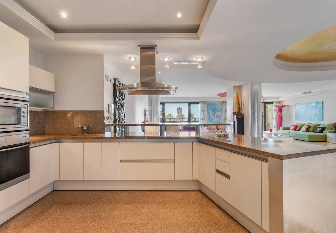 Luxury Frontline Beach Apartment in Laguna de Banús with Panoramic Sea Views
