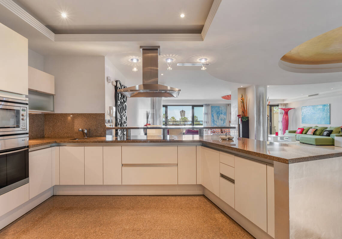 Luxus-Strandapartment in erster Reihe in Laguna de Banús mit Panoramablick aufs Meer