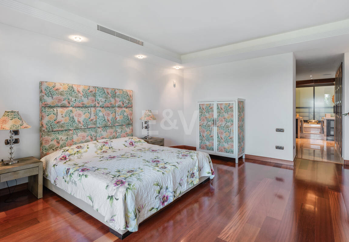 Luxury Frontline Beach Apartment in Laguna de Banús with Panoramic Sea Views