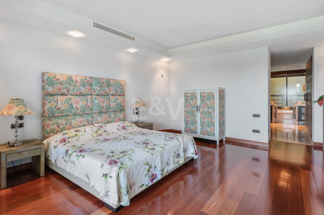 Luxury Frontline Beach Apartment in Laguna de Banús with Panoramic Sea Views