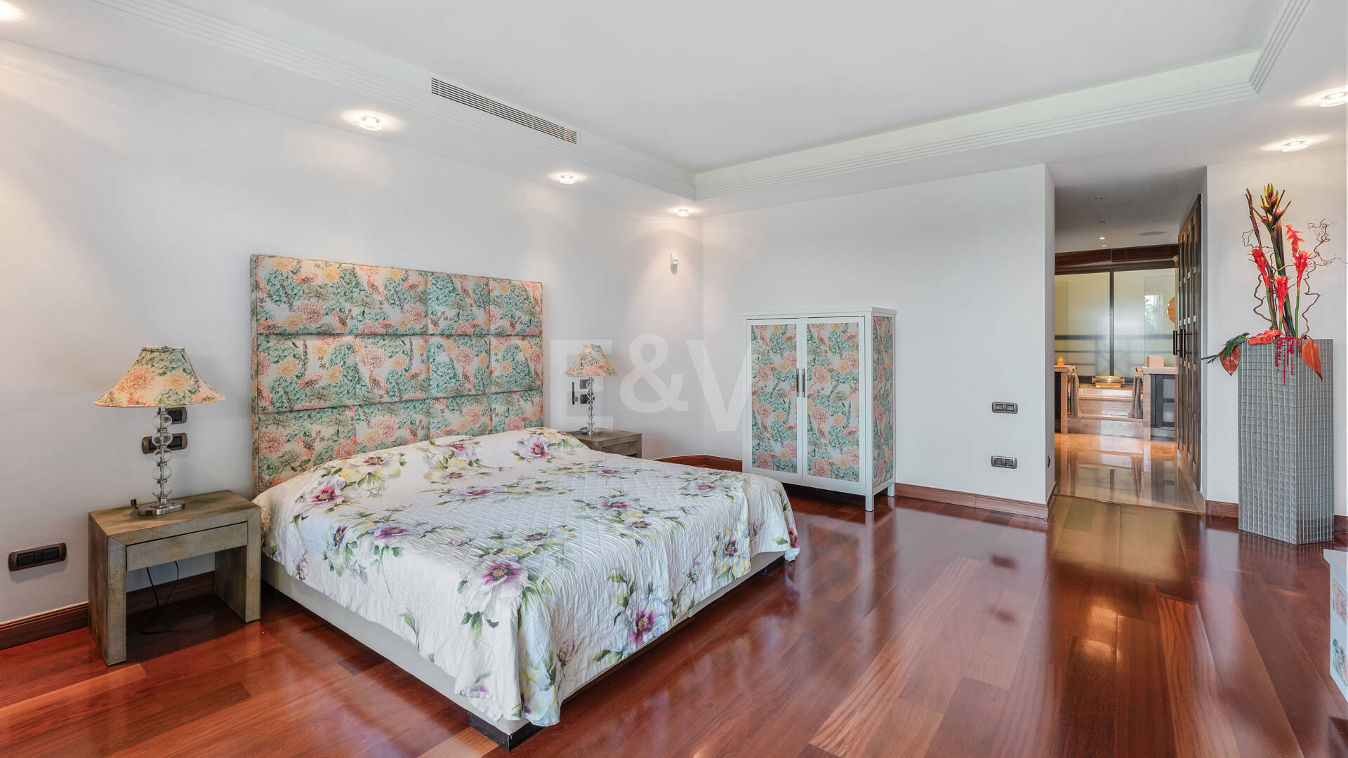 Luxury Frontline Beach Apartment in Laguna de Banús with Panoramic Sea Views