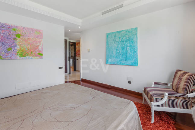 Luxury Frontline Beach Apartment in Laguna de Banús with Panoramic Sea Views