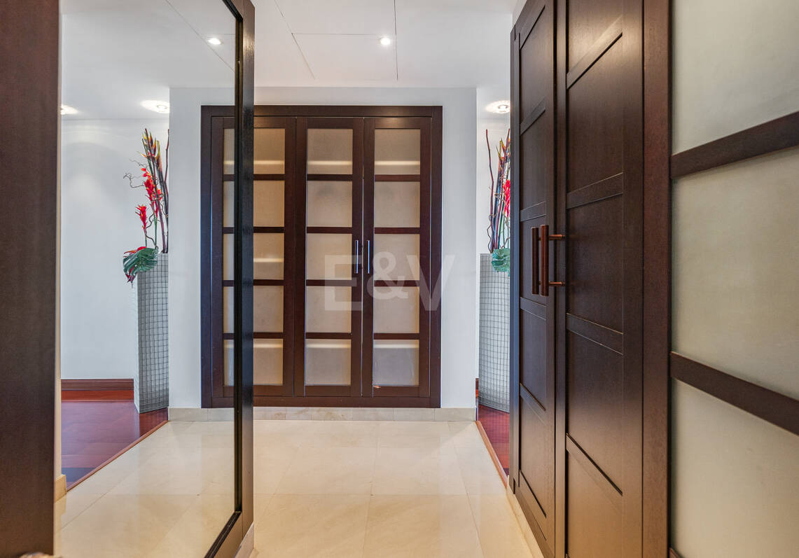 Luxus-Strandapartment in erster Reihe in Laguna de Banús mit Panoramablick aufs Meer