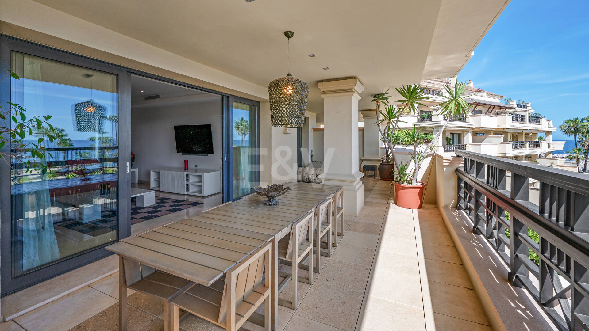 Luxury Frontline Beach Apartment in Laguna de Banús with Panoramic Sea Views